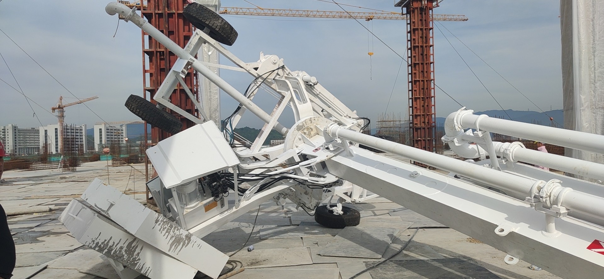 車載式液壓布料機(jī) 車載式液壓布料機(jī)