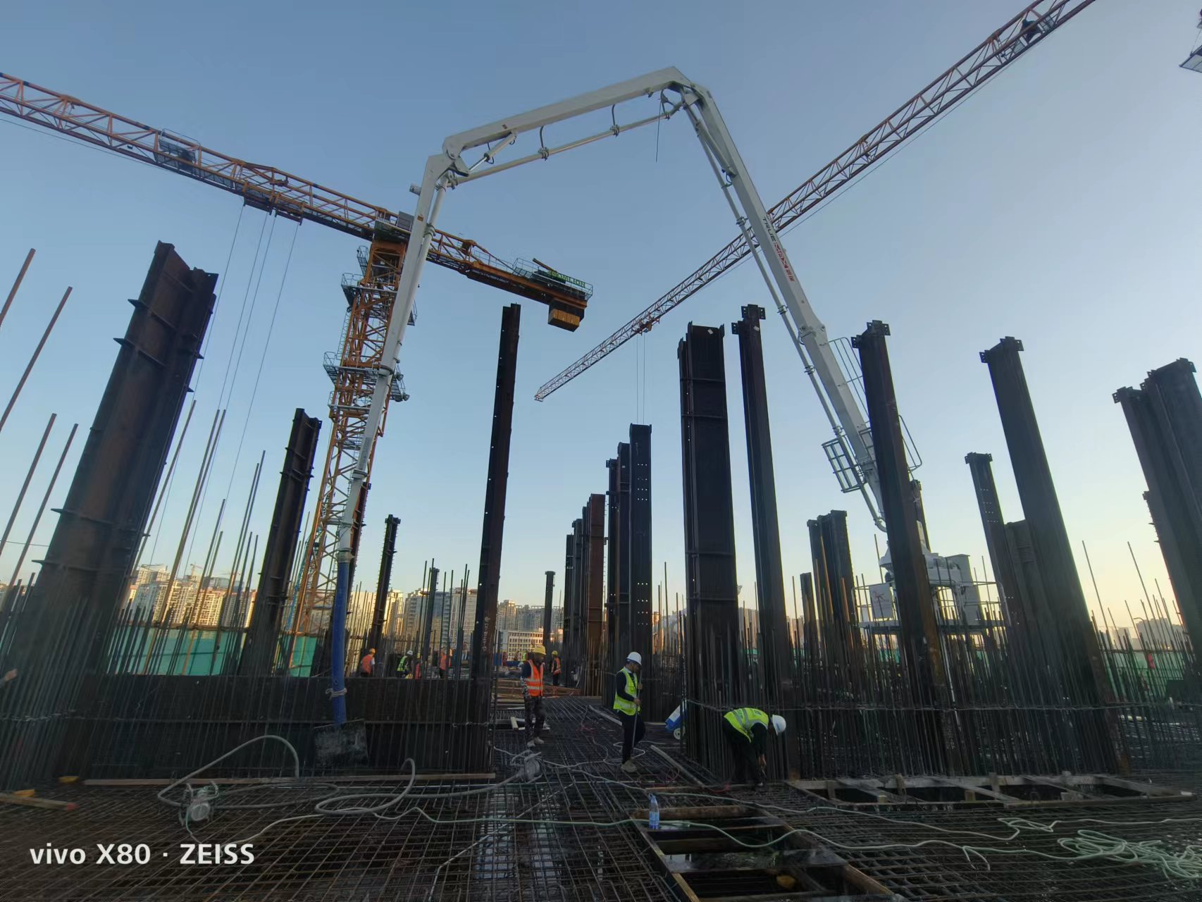 32米內(nèi)爬液壓布料機.jpg 32米內(nèi)爬液壓布料機.jpg